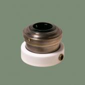 Ретро розетка с заземлением и шторками, серия Роматти темная латунь, рамка: белая, механизм: черный R221-7 Romatti