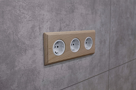 Пластиковые розетки скрытого монтажа и трехместная деревянная рамка, бренд Bironi