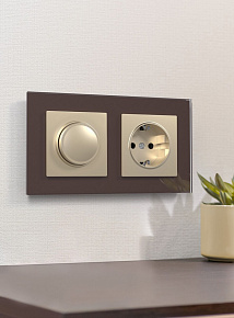 Дизайнерская электрика из пластика и стеклянная рамка, бренд Werkel