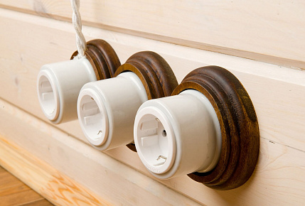 Винтажные розетки белого цвета, бренд Salvador