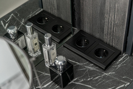 Пластиковые розетки и рамка черного цвета, бренд Werkel