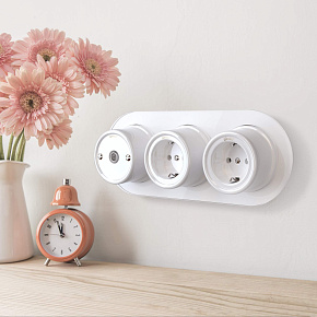 Белые розетки и рамка, бренд Werkel