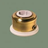 Ретро розетка с заземлением и шторками, серия ДИП-200 светлая латунь, рамка: белая, механизм: белый D211-8 Romatti