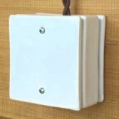 Корпус распределительной коробки ретро белый, N011.01.00 DerevFarfor, серия МонолитБрус