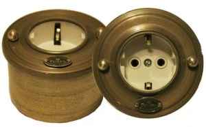 Розетка с заземлением, механизм Legrand, латунь, 13220И-80 ГусевЪ Розетка с заземлением, механизм Legrand, латунь, 13220И-80 ГусевЪ