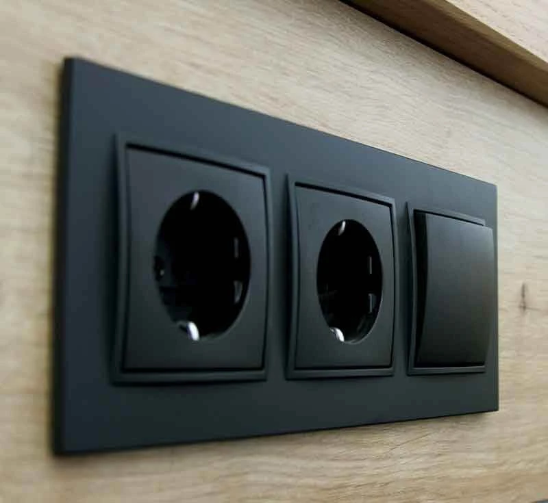 Дизайнерская розетка с заземлением и с крышкой, полярная белизна, матовый, 47441909 Berker, серии S.1/B.3/B.7 Дизайнерская розетка с заземлением и с крышкой, полярная белизна, матовый, 47441909 Berker, серии S.1/B.3/B.7